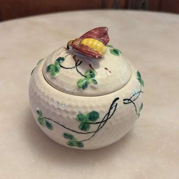JB Betson's china beehive sugar bowl with clover - Picture 3 of 10